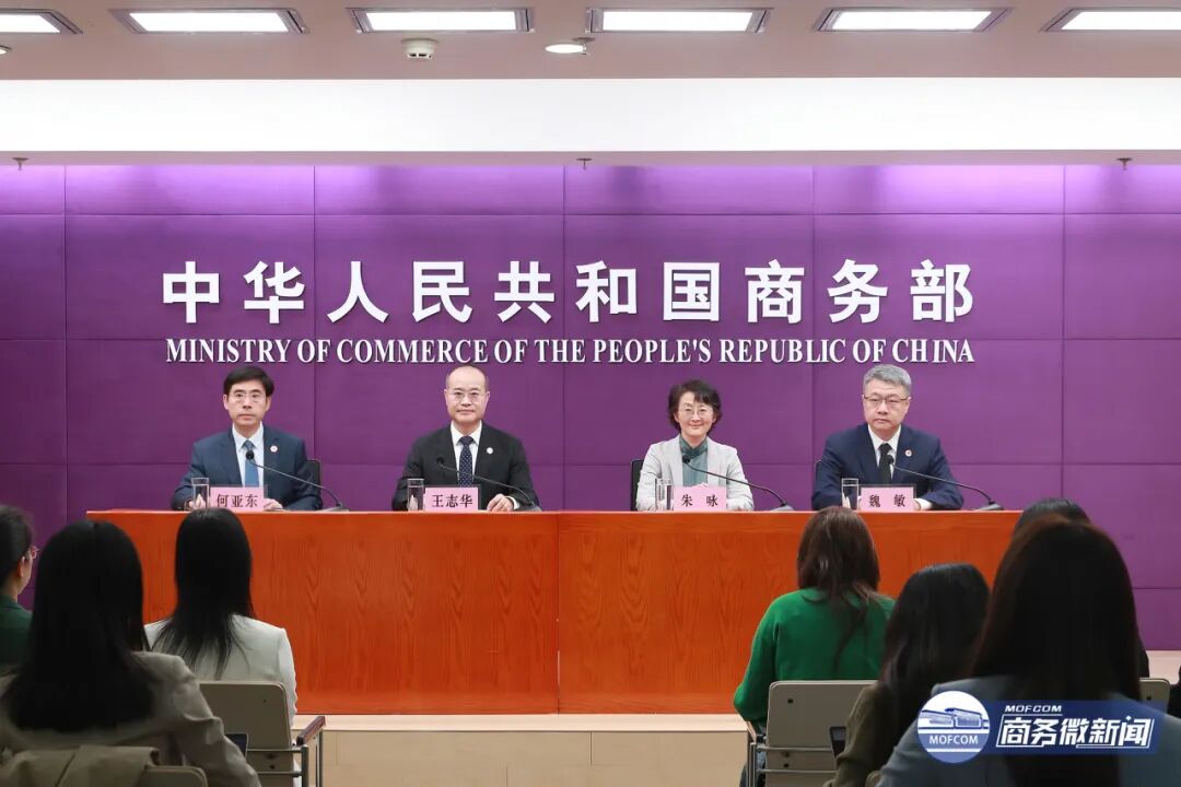How can small and medium-sized enterprises (SMEs) with annual export volumes below the minimum threshold participate in the Canton Fair? The Foreign Trade Department of the Ministry of Commerce has responded