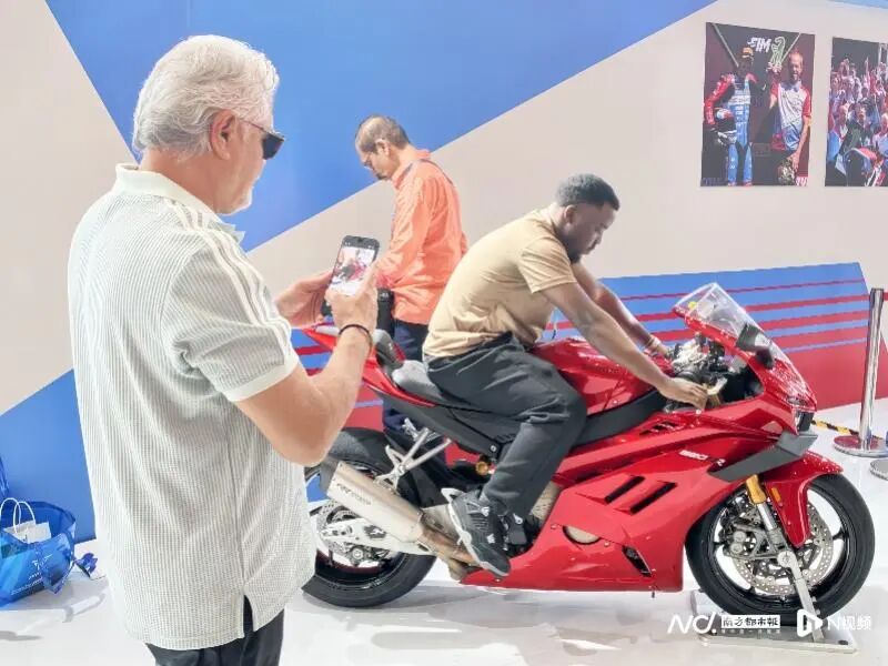 [3-Year-Olds in Cars]Afraid children will lose interest after just two days of play? The viral 'parent-child shared' off-road gadget at the Canton Fair: Let the whole family compete as future racers!